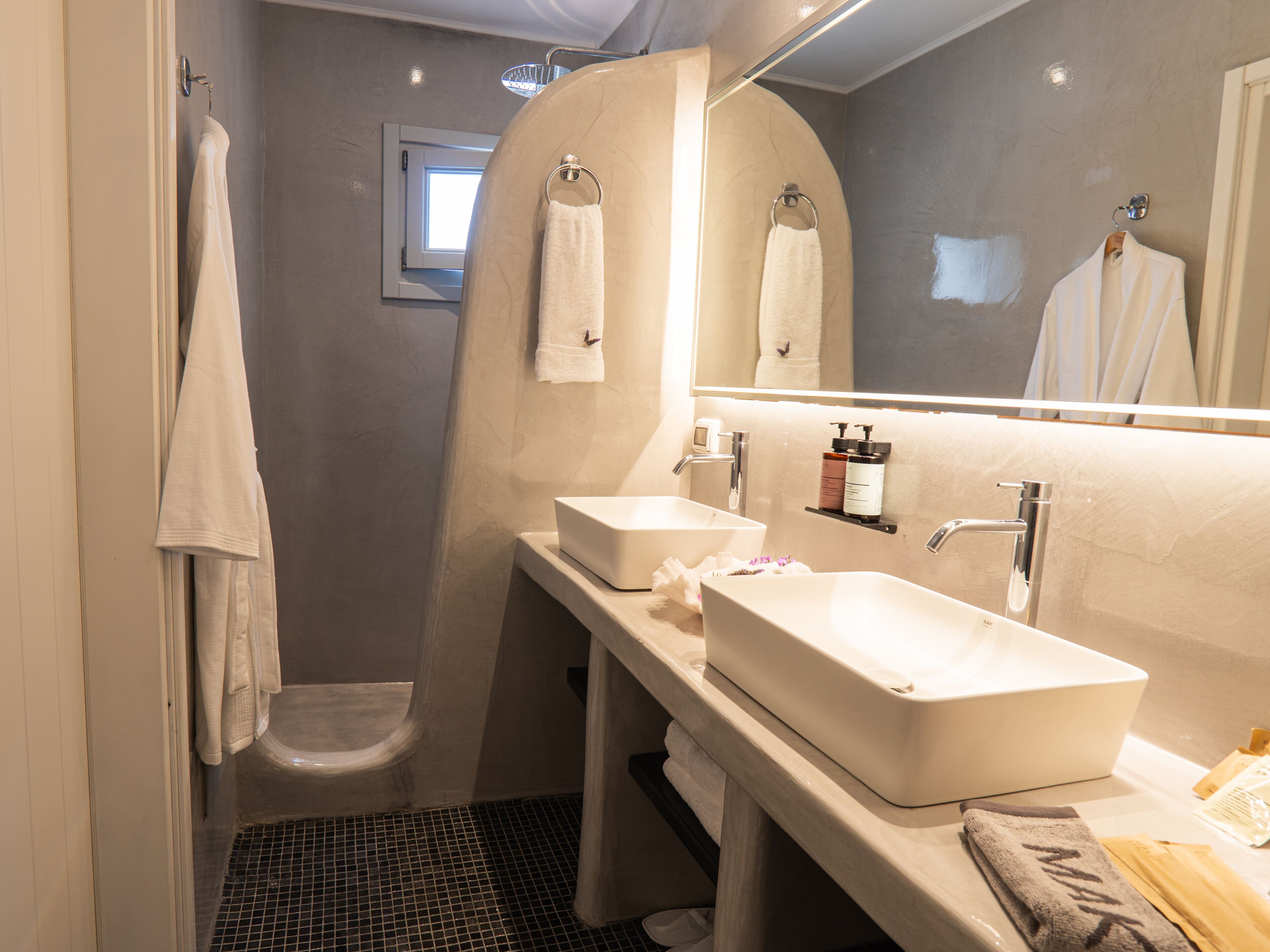 Villa, 1 letto queen con divano letto, piscina privata | Bagno | Pantofole