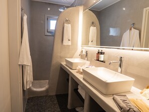 Villa, 1 queensize bed met slaapbank, privézwembad | Badkamer | Pantoffels