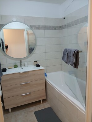 Bathroom - Charming T2 near Avignon festival (Montfavet)