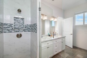 Shower, bidet - Ocean Views, Pool, 45’ Dock, Kayaks & 3 Suites (Marathon)