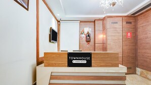 Ein Empfangstisch mit einem Schild, auf dem 'TOWNHOUSE Company-Serviced' steht.