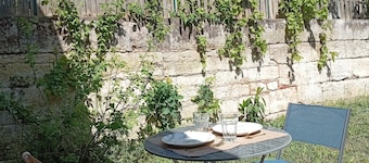 Cosy, designer cocoon, city center + quiet location.