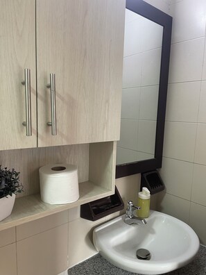 Towels, soap, toilet paper - Cozy studio apartment in the Eucharistic Quarter. (Cali)