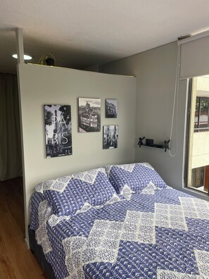 1 bedroom, iron/ironing board, Internet, bed sheets - Cozy studio apartment in the Eucharistic Quarter. (Cali)