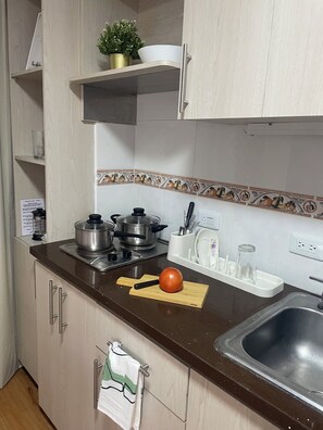 Private kitchen - Cozy studio apartment in the Eucharistic Quarter. (Cali)