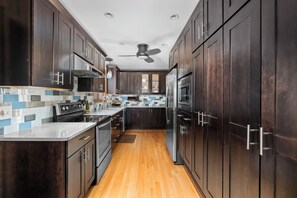 Private kitchen - Private wooded retreat with modern interiors and inviting outdoor living spaces (Doylestown)