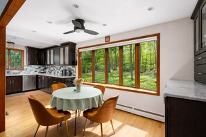 Private kitchen - Private wooded retreat with modern interiors and inviting outdoor living spaces (Doylestown)