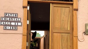 A wooden door with a sign above it reading 'Patio Colonial Calle 11 6-109'. - ! House in Santa Fe de Antioquia Patio Colonial Boutique (Santa Fé de Antioquia)