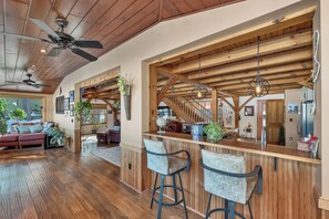 Smart TV, fireplace, books - Lakefront Sandy Beach Private Dock Fire Pit Views Peaceful (Alton)