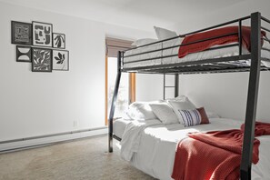 4 bedrooms, WiFi, bed sheets - Modern Mountain Retreat: 4-bedroom house near Windham ski resort (Windham)