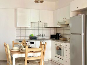 Een koelkast, een magnetron, een oven, een kookplaat