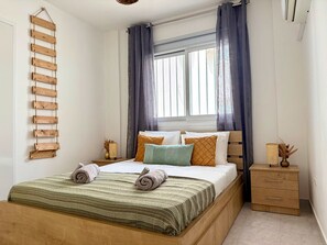 2 bedrooms, iron/ironing board, travel cot, free WiFi - Coastal 2BR Apt in Mackenzie Steps from Beach (Makenzy)