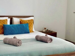 2 bedrooms, iron/ironing board, travel cot, free WiFi - Coastal 2BR Apt in Mackenzie Steps from Beach (Makenzy)