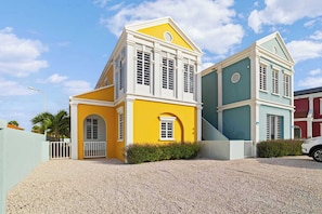 Exterior - Casa Breeze with a refreshing shared pool and views over the lagoon (Kralendijk)