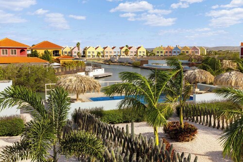 Casa Breeze with a refreshing shared pool and views over the lagoon