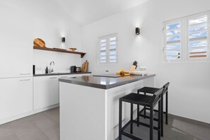 Fridge, oven, stovetop, dishwasher - Casa Breeze with a refreshing shared pool and views over the lagoon (Kralendijk)