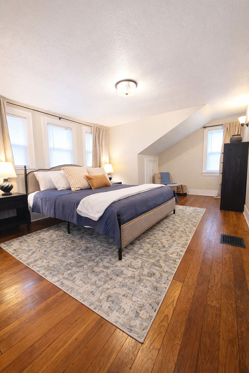 4 bedrooms, desk, iron/ironing board, travel cot