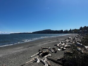 Beach - West Coast Luxury 2BR Condo Near Cordova Bay Beach (Victoria)