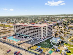 Exterior - The Vista: Oceanfront studio~View~King bed~Pool~Gym (Daytona Beach)