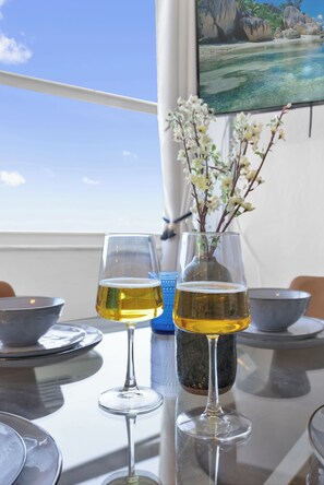 Dining - The Vista: Oceanfront studio~View~King bed~Pool~Gym (Daytona Beach)