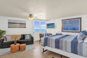 Room - The Vista: Oceanfront studio~View~King bed~Pool~Gym (Daytona Beach)