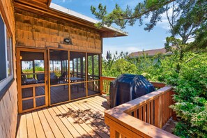 Outdoor dining - New! Coastal Retreat, Boat, Surf, Swim, Kayak, Hot Tub (Virginia Beach)