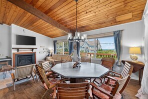 TV, fireplace - New! Coastal Retreat, Boat, Surf, Swim, Kayak, Hot Tub (Virginia Beach)
