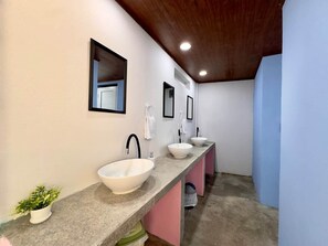 Bathroom - Bed in Shared Room – Flores Island (Flores)