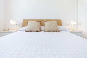 2 bedrooms, iron/ironing board, free WiFi, bed sheets - AG PIRÁMIDE - only families (Playa de Gandía)