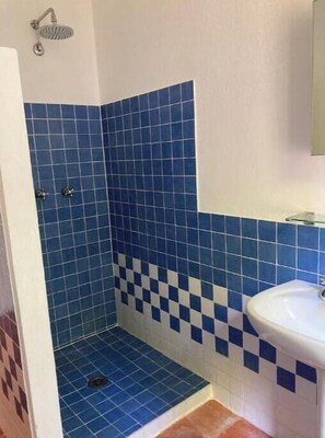 Dusche, Haartrockner, Bidet, Handtücher