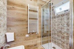 Dusche, Haartrockner, Bidet, Handtücher
