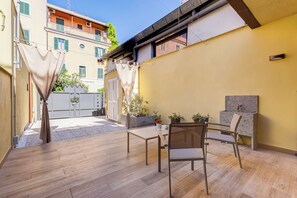 Outdoor dining - Apartment with private garden and parking (10 minutes from the Colosseum) (Roma)