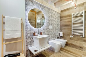 Dusche, Haartrockner, Bidet, Handtücher