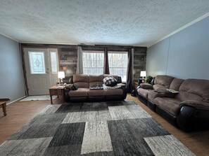 Living area - Peaceful 3-bedroom house in charming Roscommon perfect for relaxing getaway (Roscommon)