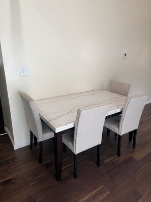 Dining - Superb 2-bedroom country house in charming Pittsburgh with AC (Pittsburgh)