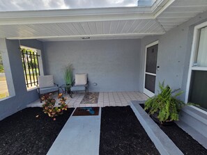 Terrace/patio - Spacious 3/2 home with AC and Hot tub in New Port Richey Families welcomed! (New Port Richey)