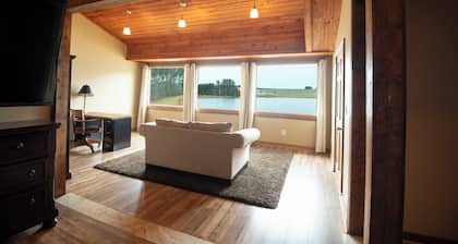 7BR Lake Cabin in Carrollton, Spacious, Private, Ideal for Work Retreats