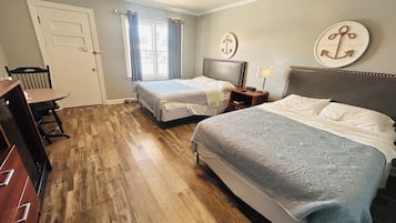Kamer, 2 queensize bedden | Een bureau, een strijkplank/strijkijzer, gratis wifi, beddengoed