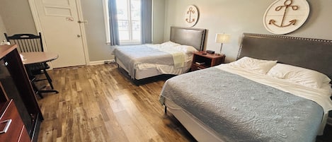 Rom, 2 queensize-senger | Skrivebord, strykejern/-brett, wi-fi (inkludert) og sengetøy