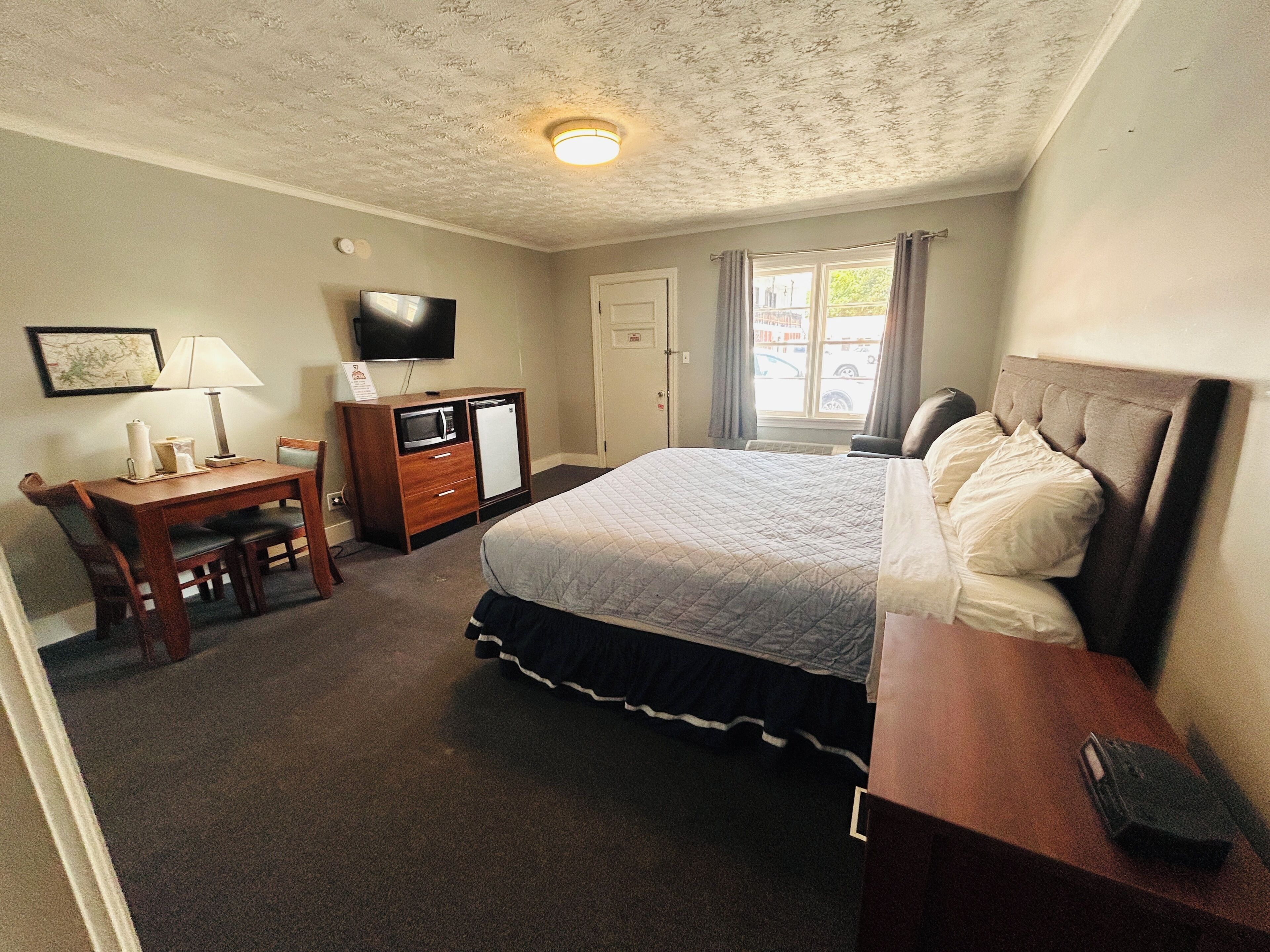 Room, 1 King Bed | Desk, iron/ironing board, free WiFi, bed sheets