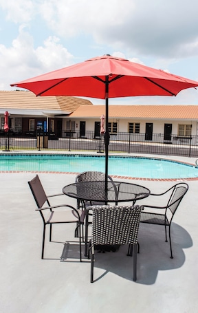 Seasonal outdoor pool. 7 Gables Motel