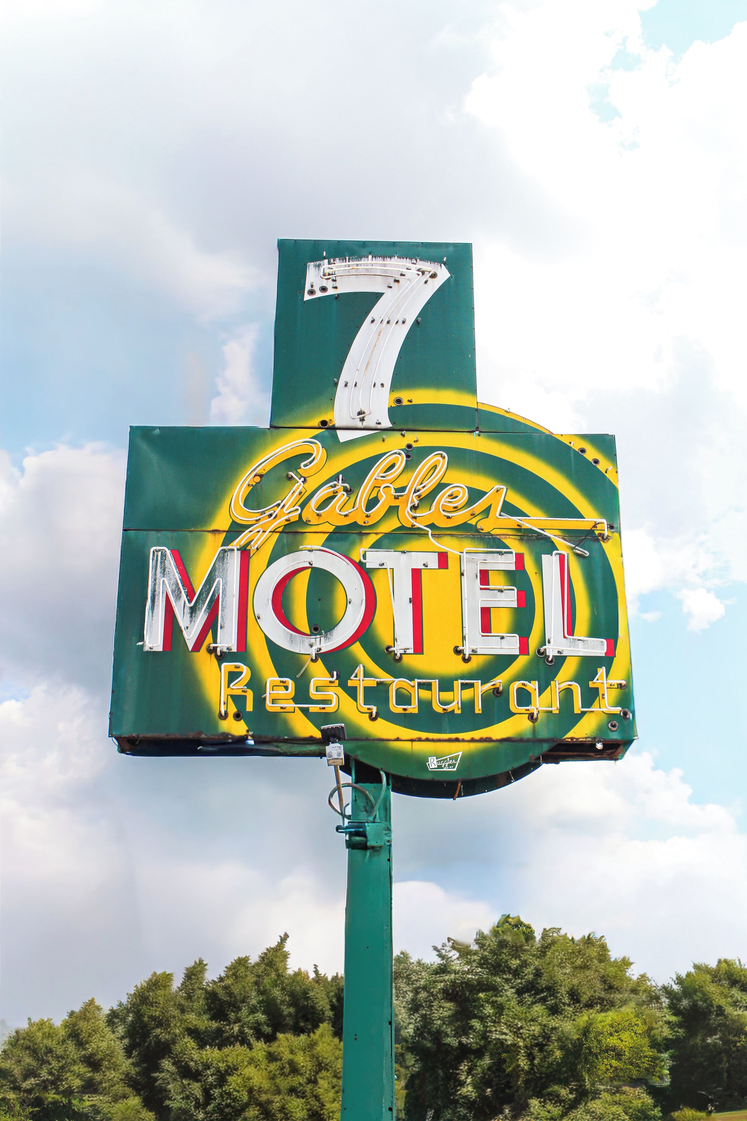 Une enseigne de motel avec le chiffre 7 et les mots « Restaurant du motel Cable ».