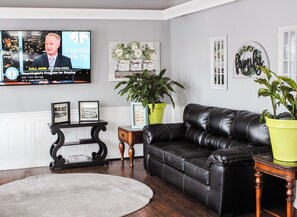 Living area - 7 Gables Motel (Burnside)