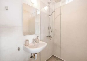 Hair dryer, towels, soap, toilet paper - Aura 1-bedroom apartment with AC and WiFi in charming Thira (Thira)