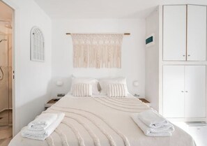 Tabla de planchar con plancha, wifi y ropa de cama 
