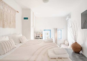 Iron/ironing board, WiFi, bed sheets - Aura 1-bedroom apartment with AC and WiFi in charming Thira (Thira)