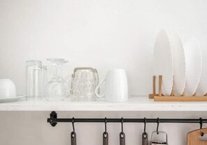 Eine Küchenarbeitsplatte mit unterschiedlichem Glas und Geschirr.