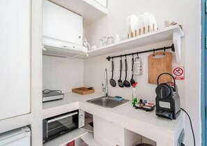 Private kitchen - Aura 1-bedroom apartment with AC and WiFi in charming Thira (Thira)