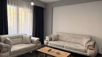 Deluxe-Apartment, Balkon, Gartenblick | Wohnbereich