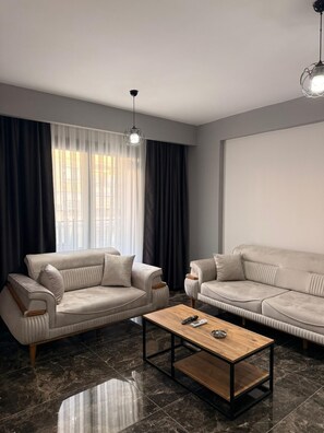 Appartamento Deluxe, balcone, vista giardino | Area soggiorno